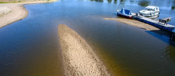 Sandbänke sind am Ufer der Elbe zu sehen: Wegen der anhaltenden Trockenheit ist derzeit Niedrigwasser. - © Klaus-Dietmar Gabbert/dpa
