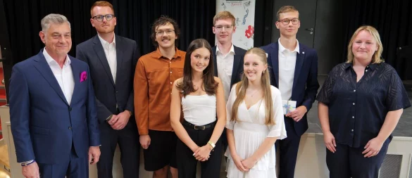 Auszeichnung für soziales Engagement und Abitur mit Traumnoten. Mit Uwe Fauck, Lehrer Björn Grohn, Simeon Nathanael Türling (1,2), Eve Alison Wewior (1,1), Henrik Wöbel (1,0), Karina Usmanova, Paul Luiz Follmann (1,2) und Lehrerin Lea Freff (von links). - © Thomas Krügler