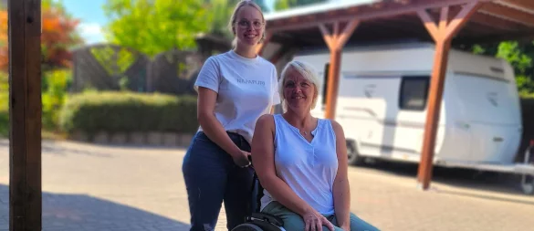 Tanja Seifert hofft, mit einem neuen Rollstuhl das Leben lebenswerter gestalten zu können. Sie leidet an der seltenen Stoffwechselkrankheit ADL. Eine genetisch bedingte Krankheit, deren Erbgut auch Tochter Annkathrin in sich trägt. - © Katrin Kantelberg