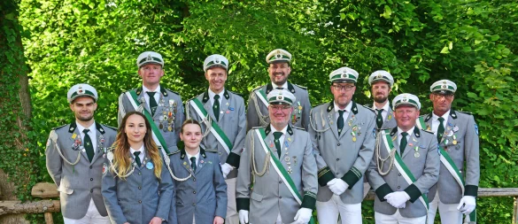 Die Beförderten Tino Dittrich (Oberleutnant, von links), Jannina Rohde (Offiziersanwärterin), Andreas Koch (Hauptmann), Jessica Beckmann (Offiziersanwärterin), Marko Westermann (Fahne, Leutnant), Thorben Kotzenberg (Fahne, Leutnant), Frederick Mönks (Hauptmann), Thorsten Wiehe (Hauptmann), Stephan Franzke (Leutnant), Jakob Schröder (Fahne, Leutnant) und Daniel Schröder-Prax (Fahne, Leutnant). - © Nicole Ellerbrake