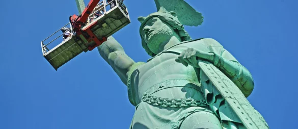 Mit dem Kran ganz nah heran: Heute noch wird der Hermann regelmäßig auf Schäden inspiziert. - © Nicole Ellerbrake