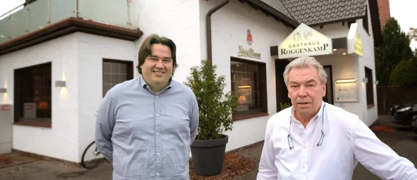 Malte Westerbarkey (links) übernimmt das Traditionsgasthaus Roggenkamp von Wirt Peter Roggenkamp. Roggenkamp steht seit 1980 hinter der Theke. - © Andreas Frücht