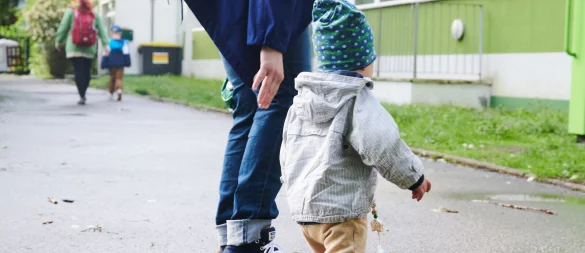 Familien in NRW: Trotz Fördergeldern bleiben viele Kitas auf verkürzten Öffnungszeiten - Personalmangel ist ein Hauptgrund. - © picture alliance/dpa