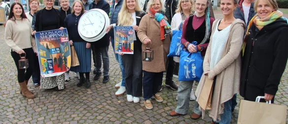 Verantwortliche, Geschäftsinhaber, Künstler und Sponsoren stehen auf dem Waisenhausplatz und freuen sich aufs nächste "Moonlight-Shopping". - © Nadine Uphoff