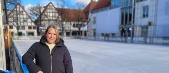 Karolin Saak auf der Eisbahn im Lippegarten. Sie hofft, das Event im kommenden Jahr wiederholen zu können. Schließlich lockt es nicht nur die Lemgoer, sondern auch viele Gäste von außerhalb in die Stadt. - © Katrin Kantelberg