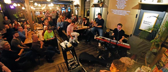 Schwarmsingen mit Simon und Sebbl im Café Outback - © Nicole Ellerbrake