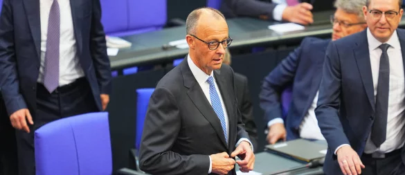 Der designierte Bundeskanzler Friedrich Merz (CDU, M) reagiert im Bundestag bei der Kanzlerwahl. Merz ist bei der Kanzlerwahl im Bundestag im ersten Wahlgang durchgefallen. - © Michael Kappeler/dpa