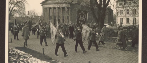 Schützen marschieren auf dem Schlossplatz 1958. - © Stadtarchiv Detmold
