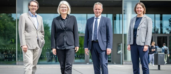 Wollen Pflegekräfte in die Region locken: (von links) Prof. Dr. Markus Zimmermann (Dekan des Fachbereichs Gesundheit der HSBI), Prof. Dr. Ingeborg Schramm-Wölk (Präsidentin der HSBI), Andreas Zeisberg (Pflegedirektor Klinikum Lippe) und Prof. Dr. Änne-Dörte Latteck (Leitung des dualen Bachelorstudiengangs Pflege). - © Sarah Jonek