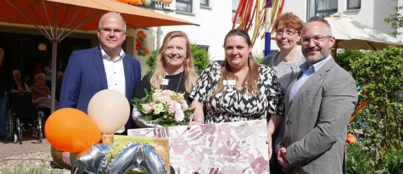 Bürgermeister Marcus Püster (von links), Hausleitung Irina Wolf und ihre Stellvertreterin Stefanie Tonak-Hanff sowie die diakonis-Vorstände Dagmar Nitschke und Tim Redecker eröffneten das Fest. - © Bildrechte: Stiftung diakonis