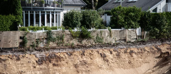 Bis an die Grundstücksgrenze des Hauses von Till Ader, der am Senner Hellweg 44a wohnt, wurde im Sommer 2024 die Baugrube ausgebaggert. - © Felix Brenneke