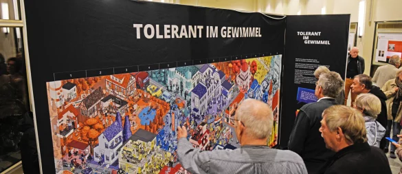 Wo wird Toleranz geübt, und wo nicht? Das Wimmelbild in der Ausstellung lädt dazu ein, entsprechende Entdeckungen zu machen. - © Nicole Ellerbrake