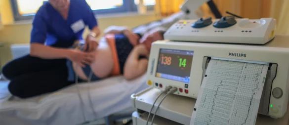 Unter der Geburt werden viele Frauen in Deutschland nicht eins zu eins von einer Hebammen betreut. Diese Lage könnte sich nach Angaben des Hebammenverbandes NRW weuter verschlechtern. - © picture alliance/dpa