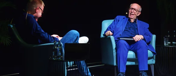 Was für ein Duo mit viel Witz auf der Bühne des Kurtheaters in Bad Meinberg: Reiner Calmund (rechts) und Louis Pawellek. - © Nicole Ellerbrake