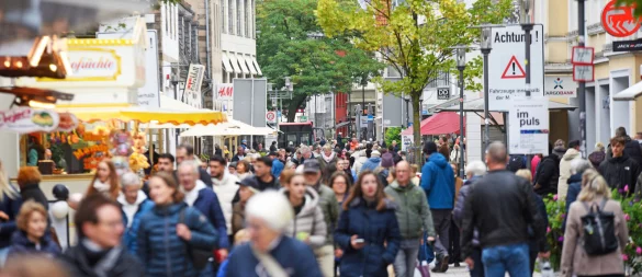 Trotz schlechten Wetters ist die Detmolder Innenstadt am verlängerten Wochenende gut besucht gewesen. - © Nicole Ellerbrake