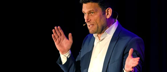Christian Ehring hat in Lemgo Antworten auf die Fragen, die sich zuvor noch niemand gestellt hat. - © Nicole Ellerbrake