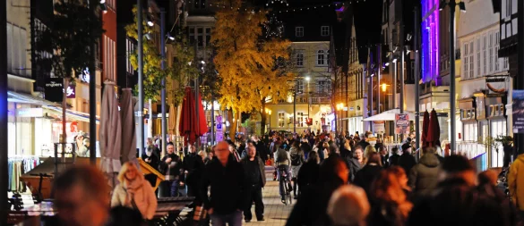 Viel los war beim Latenight-Shopping "Detmold funkelt" am Feiertagabend. - © Nicole Ellerbrake
