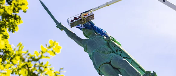 Das Hermannsdenkmal in Detmold bekam am 14. Mai 2025 ein XXXL-Arminia-Trikot aus Bielefeld. Am Montag, 26. Mai, wurde es wieder abgenommen. - © Mike-Dennis Müller / www.mdm.photo