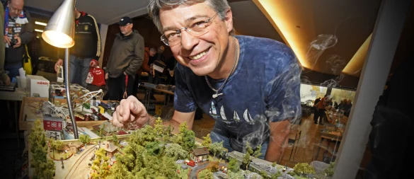 Christian Haase aus Marsberg hat einen alten Plattenspieler zu einer Landschaft mit Spur Z-Bahn umgebaut. - © Nicole Ellerbrake