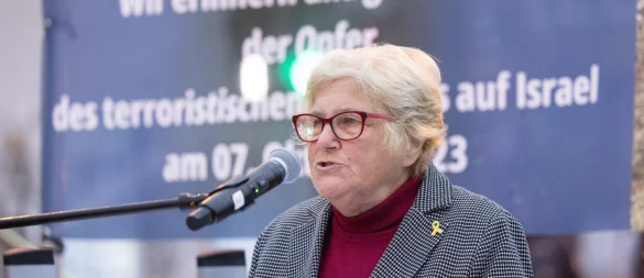 Zum zweiten Jahrestag des Terrorangriffs der Hamas auf Israel erinnerte die Vorsitzende der jüdischen Kultusgemeinde Bielefeld, Irith Michelsohn, vor wenigen Tagen vor 300 Teilnehmern der Gedenkveranstaltung an die Geiseln der Hamas. - © Oliver Krato