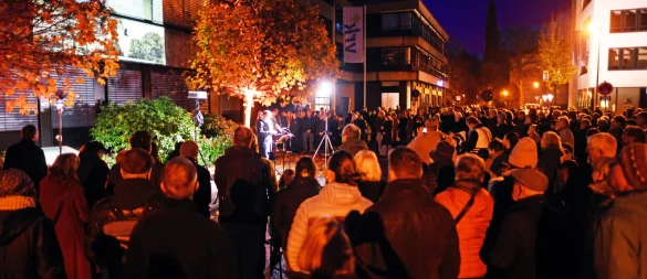 In der Detmolder Lortzingstraße haben sich am Sonntagabend mehr als 300 Menschen zum gemeinsamen Gedenken versammelt. - © Nicole Ellerbrake