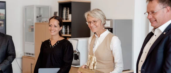 Ministerin Dorothee Feller (Mitte) informiert sich mit Klaus Hansen über den 3-D-Druck. - © Büro Klaus Hansen MdL