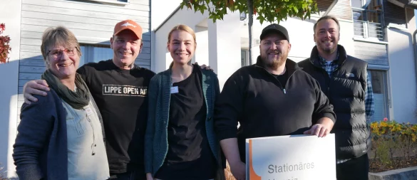 Spendenübergabe: Hospiz-Leiterin Annalena Krause (Mitte) und Antje Schmidt vom Begleitenden Dienst (links) danken LOA-Veranstalter Michael Nolting, Sponsor Maik Riepe und Hans-Christian Dröge (von links). - © diakonis