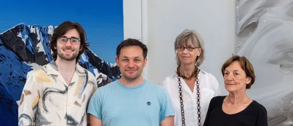 Die Vorsitzende der Lippischen Gesellschaft für Kunst, Sigrid Verlemann-Müller (2. von rechts), mit ihrer Vorgängerin Almut Schmersahl sowie Cellist Artei Theotonio (links) und Maler Felix Rehfeld bei einer Ausstellungseröffnung im Juli. - © Raphael Bartling