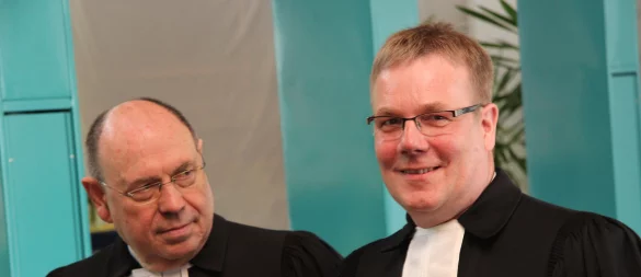 Auch der seinerzeitige Ratsvorsitzende der EKD, Nikolaus Schneider (links), war 2014 zur Amteinsführung von Dietmar Arends nach Lemgo gekommen. - © Archivbild: Martin Hostert