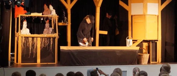 Das Figurentheater Hille-Puppille begisterte Grundschüler in Barntrup. - © Komm e.V.
