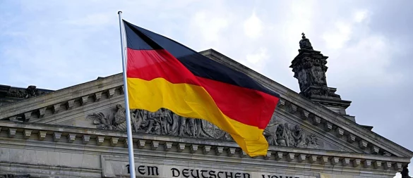 Die deutsche Flagge am Reichstagsgebäude symbolisiert die Einheit und Demokratie des Landes. - © Symbolbild: Pexels