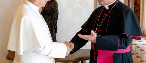 Audienz in Rom: Papst Leo XIV. (l.) empfängt Udo Markus Bentz, Erzbischof von Paderborn im Vatikan. - © Vatican Media/Romano Siciliani/K