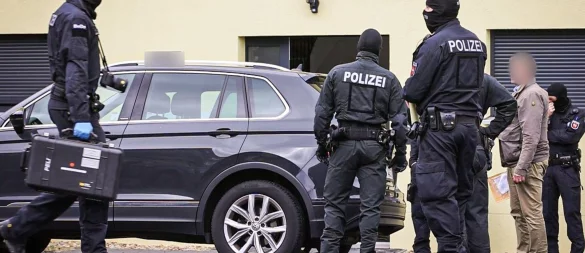 Hildesheim: Polizisten sind bei einem Einsatz zu sehen. Terror-Ermittler gehen in drei Bundesländern gegen mehrere Beschuldigte wegen der Bildung einer mutmaßlich rechtsradikalen bewaffneten Gruppe vor. - © --/dpa