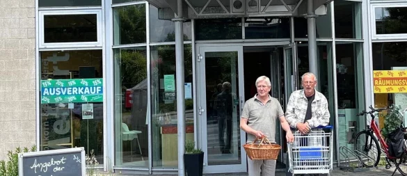 Thomas Ulbrich (links) und Thomas Rolle vor ihrem Biomarkt an der Hoffmannstraße, der nach 18 Jahren schließt. - © Der Biomarkt