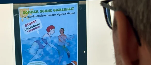 Im Internet, wie hier auf "X", wird besonders dieses Plakatmotiv aus den Bürener Freibädern verbreitet. Oft mit scharfer Kritik versehen. - © Jens Reddeker