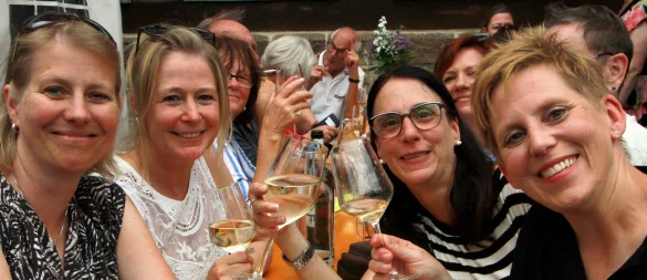 Winzerfest 2025 - herrliches Wetter, beste Stimmung: Kira (von links), Steffi, Nadine und Nicole genießen den "Mädelsabend". - © Martin Hostert