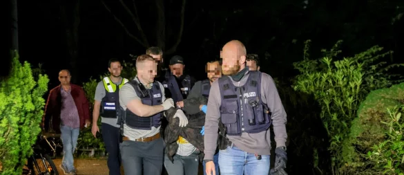 Die Festnahme des mutmaßlichen Attentäters einen Tag nach der Tat: Der Generalbundesanwalt wirft Mahmoud M. vierfach versuchten Mord vor. - © Tim Oelbermann/dpa