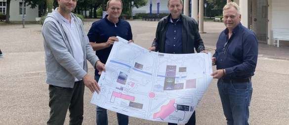 Veranstaltungstechniker Jens Schneider (von links), Peter Töws von der Firma Elektro Rulle, Architekt Ludger Hüttenmüller und Kurdirektor Thorsten Brandt zeigen die Lichtplanung, bei der der Brunnentempel zentraler Fixpunkt sein wird. - © Cordula Gröne