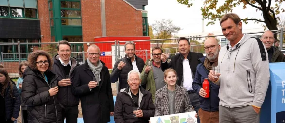 In Anwesenheit vieler Gäste - unter anderem von den Stadtwerken, der TH OWL und dem Lions Club Detmold-Residenz - hat Bürgermeister Frank Hilker jetzt den Trinkbrunnen auf dem Gelände zwischen dem Life Park und der Geschwister-Scholl-Gesamtschule eröffnet. - © Stadt Detmold