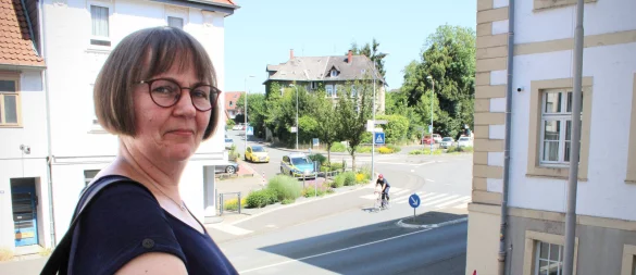 Krankenschwester Christiane Reuter arbeitet seit 1991 im Klinikum Lippe. Weil die Belastung für das Personal immer größer wird und sich aus ihrer Sicht nichts tut, hat die 55-Jährige gegen ihren Arbeitgeber geklagt. Hier gibt sich die Detmolderin trotz ihrer ersten Niederlage im Juni 2024 noch optimistisch. - © Janet König