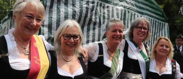 „Frauenpower“ hat sich das rein weiblich besetzte Thronhaus als Motto für die nächsten zwei Jahre gewählt. Von links: die Ehrendamen Annette Bäcker und Renate Rüter, Kronprinzessin Heike Wörmann, Schützenkaiserin Petra Zurheide und Thronadjutantin Karin Fortnagel. - © Dinter