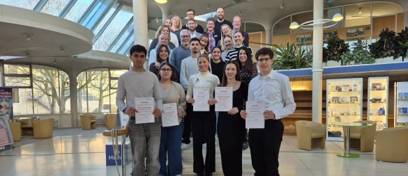 Die Stiftung „Ohne Fleiß kein Preis“ hat in diesem Jahr erstmalig drei Hauptpreise vergeben an die Schülervertretungen des Schulzentrums Lohfeld, an Antonia Blome vom Rudolph-Brandes-Gymnasium (vorne Mitte) und an Nils Göckemeyer von der Realschule Aspe (vorne rechts). - © Christina-Carolin Rempe/ Stiftung Standortsicherung