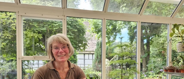 "Friedrich" genießt es, wenn Anne Bussen ihn ausgiebig streichelt. Künftig wird es dafür mehr Zeit geben, denn die Schieder-Schwalenbergerin will deutlich kürzer treten. Im Geschäft läuft der Ausverkauf, sie gibt keine Seminare mehr und plant auch keine Ausstellungen. - © Astrid Sewing