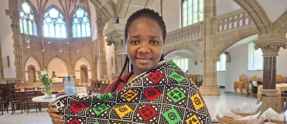 Melody Ampeh zeigt den von ihr genähten ghanaischen Stoff. - © Maik Fleck