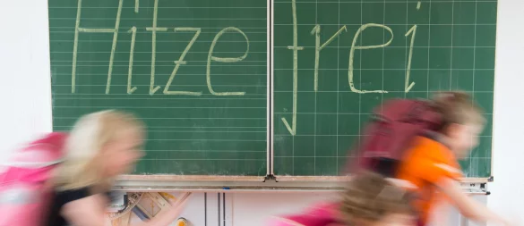 Bei Temperaturen über 35 Grad ist Lernen schwierig. An vielen Schulen in OWL wird es am Dienstag und Mittwoch deshalb Hitzefrei geben. - © dpa