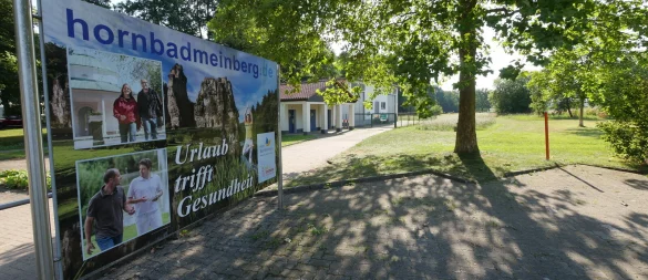 Hier, direkt neben dem Heinrich-Drake-Platz an der Werre, soll der Parkplatz und Eingangsbereich des Neubaus der Grundschule Bad Meinberg entstehen. - © Archivfoto: Jost Wolf