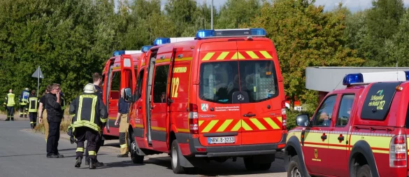 Rund 60 Kräfte der Feuerwehr sind bei dem ABC-Einsatz vor Ort. - © Blaulichtfotografen