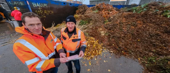 Bieten eine Alternative für Laubanlieferungen Clemens Pues (l.) und Wilhelm Gebken vom Umweltbetrieb. - © Andreas Zobe