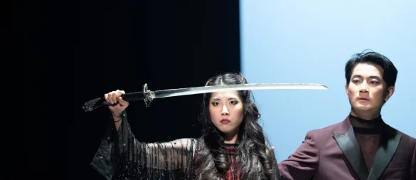 Donna Anna (Heaji Youn) und Don Ottavio (Dongeun Seo) in einer Spielszene. - © Tom Sauer