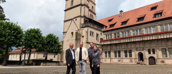 Freuen sich auf die „Lippischen Schlossnächte“: Verbandsvorsteher Jörg Düning-Gast (von links), Michael Nolting von „Herz Ass Eventcaterin“ sowie Daniel Kohring und Margerita Ortega vom "Kohlpott". - © Archivfoto: LVL